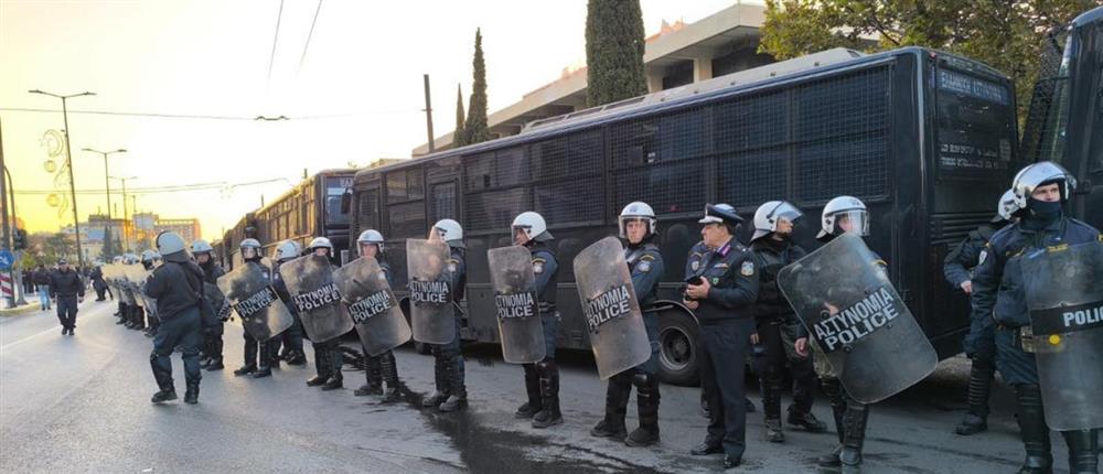 Πολυτεχνείο - αιματοβαμμένη σημαία