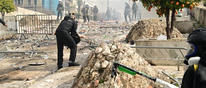 Τέμπη: Φθορές και καταστροφές στο κέντρο της Αθήνας από τα επεισόδια μετά το τέλος του συλλαλητηρίου (εικόνες)