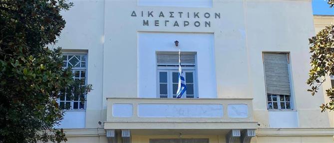 Βόλος – δικαστήρια: Νεαρή κατηγορούμενη επιχείρησε να πηδήξει στο κενό από το παράθυρο