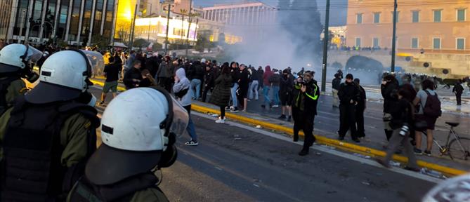 Τέμπη: Νέα επεισόδια στο Σύνταγμα - Τα ΜΑΤ απομακρύνουν τους διαδηλωτές που επέστρεψαν