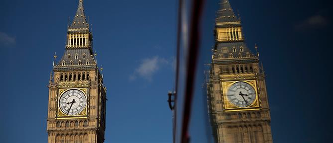 Λονδίνο: Άνδρας σκαρφάλωσε ξυπόλητος στο Big Ben με παλαιστινιακή σημαία