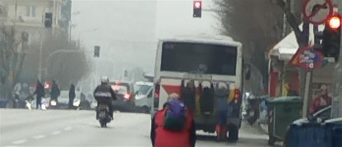 Θεσσαλονίκη: Νεαροί... κρέμονταν στο πίσω μέρος λεωφορείου (βίντεο)