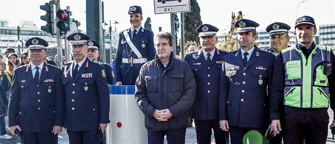 Χρυσοχοΐδης: Αντάλλαξε ευχές με τους τροχονόμους και έδωσε δώρα και στην τροχονόμο στο βαρέλι στο Σύνταγμα