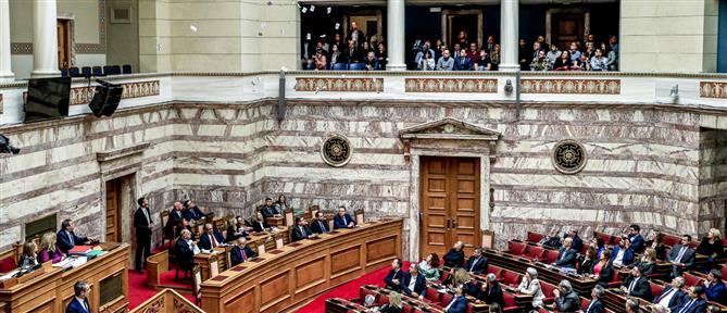 Βουλή - Ομιλία Μητσοτάκη: Η στιγμή που άτομα από τα θεωρεία πέταξαν τρικάκια