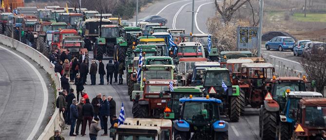 Θεσσαλία: Μπλόκα των αγροτών στις εθνικές οδούς